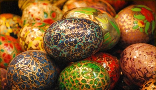 Velikonočna jajca, okrašena v skladu s krščansko tradicijo, barvajo