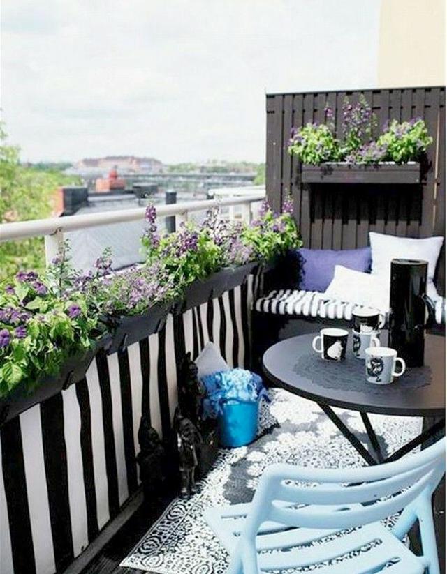 Flowered balcony decoration