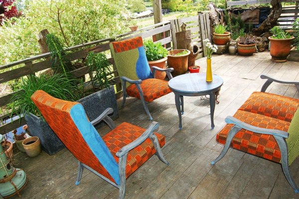 Interesting color combination for the outdoor living room