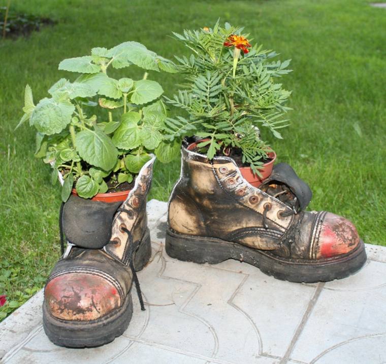 DIY garden idea old shoes