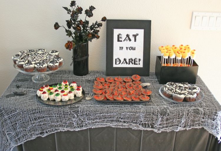 Halloween decoration table idea