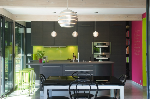 Kitchen decor idea in green and black