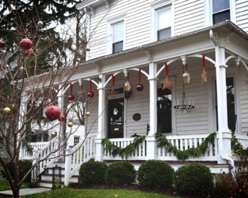 White house with Christmas decor