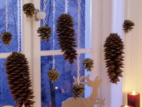 Pine cones hengende