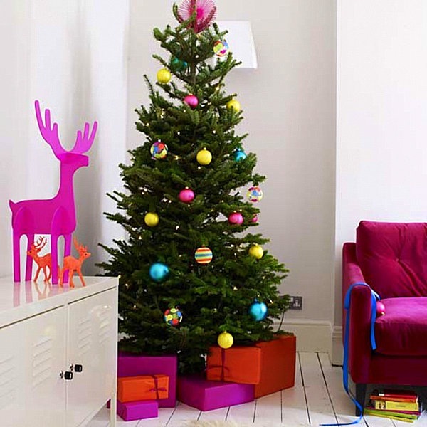 Pohon natal yang berwarna-warni warna neon