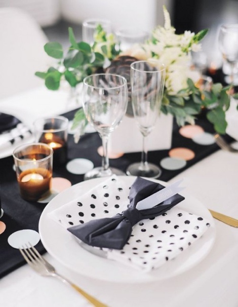 Black polka dot napkins