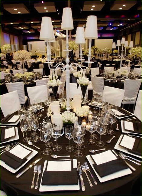 Black and white wedding round table