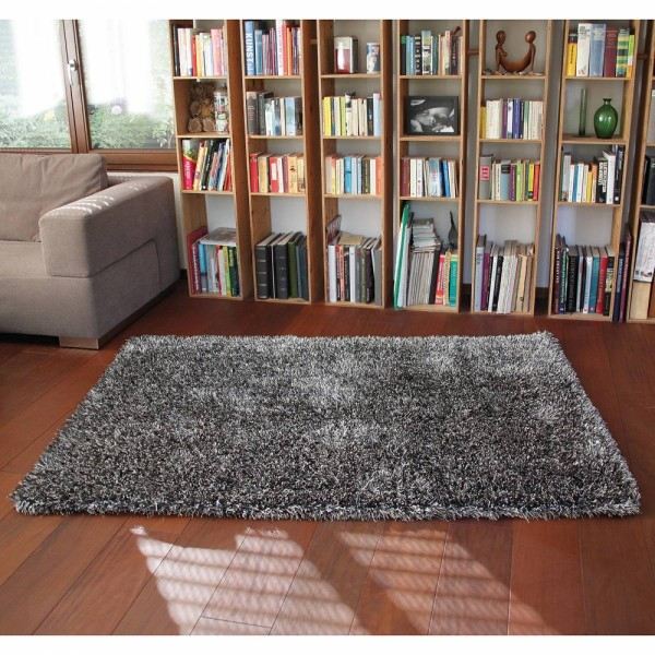Shaggy rug in gray for the stay