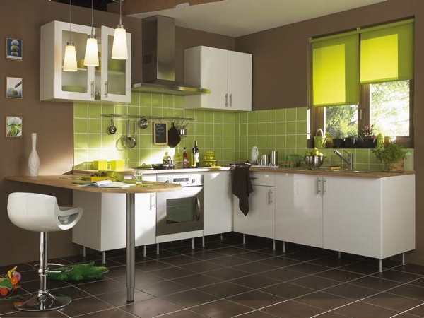 Green and white as kitchen decor idea