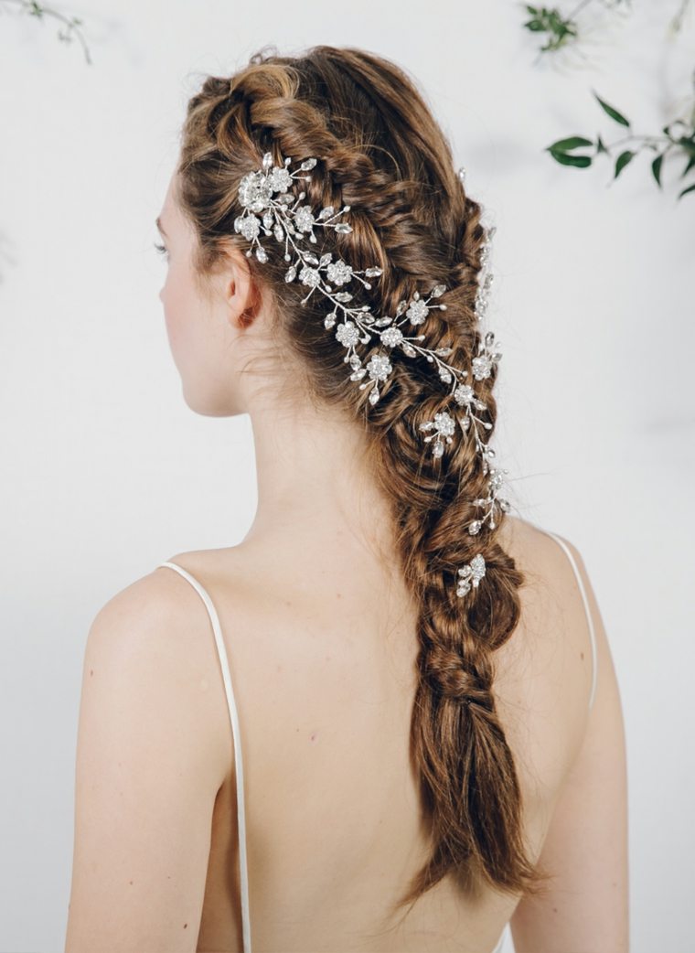 accessory-wedding-hair-fläta-vine långa kastanjebrunt hår