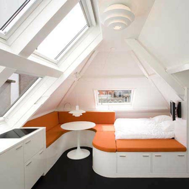 arrangement studio møbler sofa orange hængende lampe design hvidt lavt bord