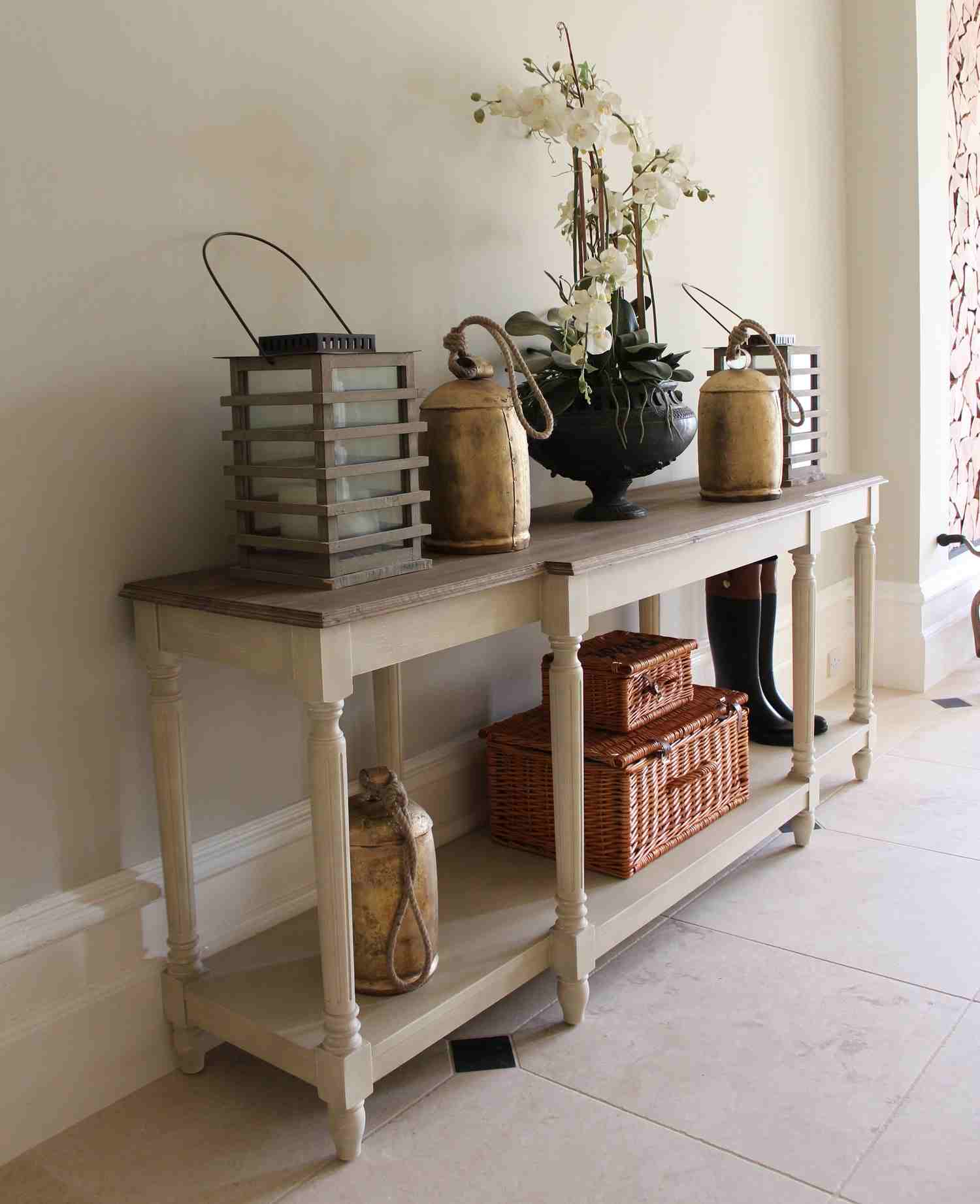 storage cabinet for the l'entrée idée table d'appoint bois déco fleurs