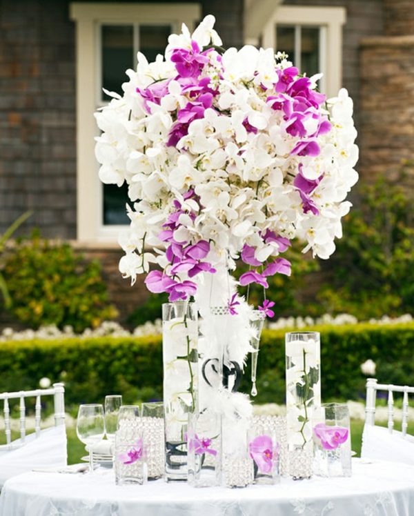 vijolična bela cvetlična ureditev