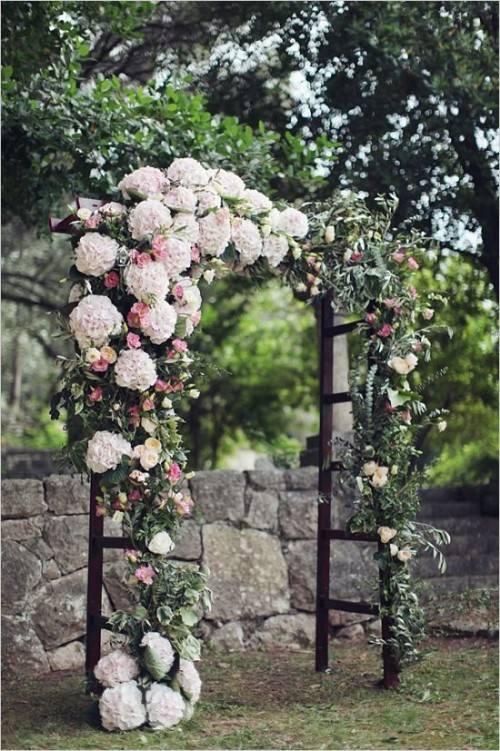 smukke arch originale blomster arrangement