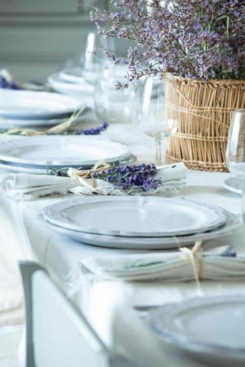 vakkert bord med enkel dekorasjon lavendel aksenter