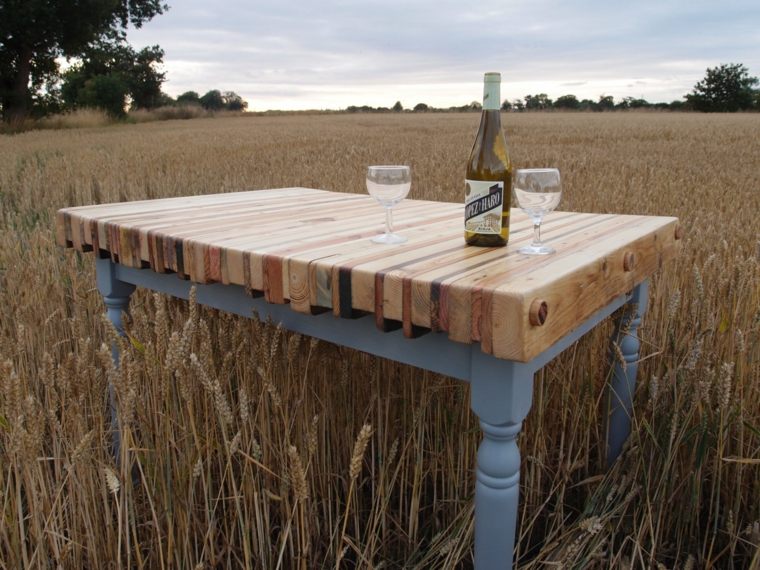 vackert bord dekorerat med träpalett