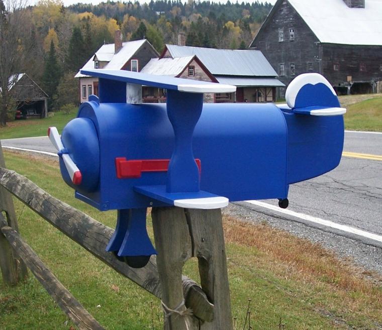 mailbox in form of'avion