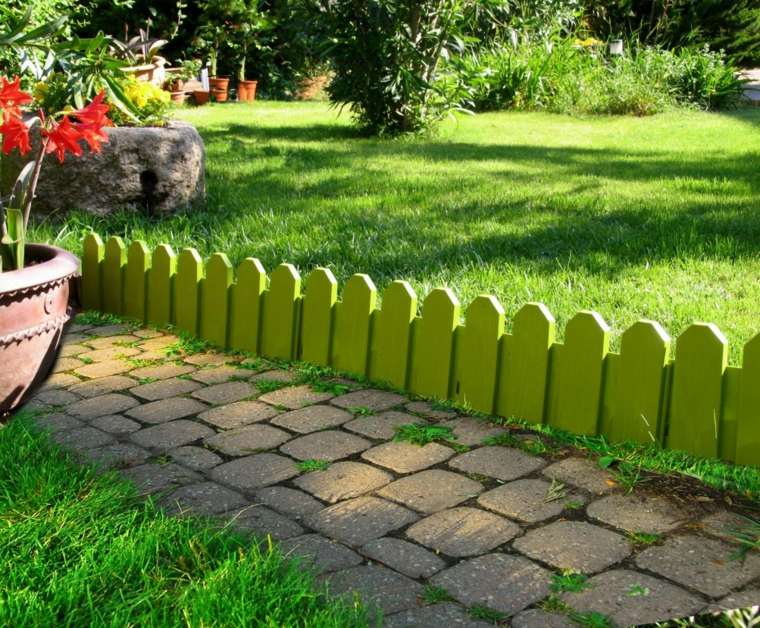 border-garden-wood