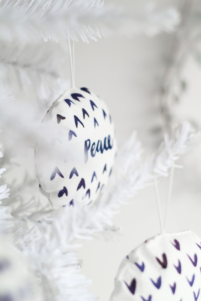 make a christmas ball fabric decoration fir tree idea DIY