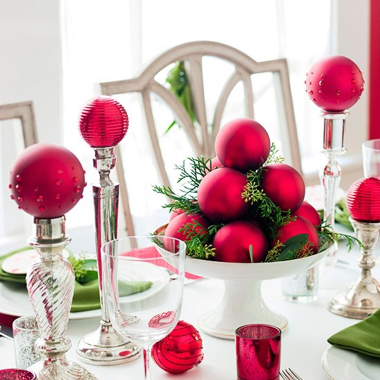 Christmas balls magenta-candlesticks-silver-deco-table