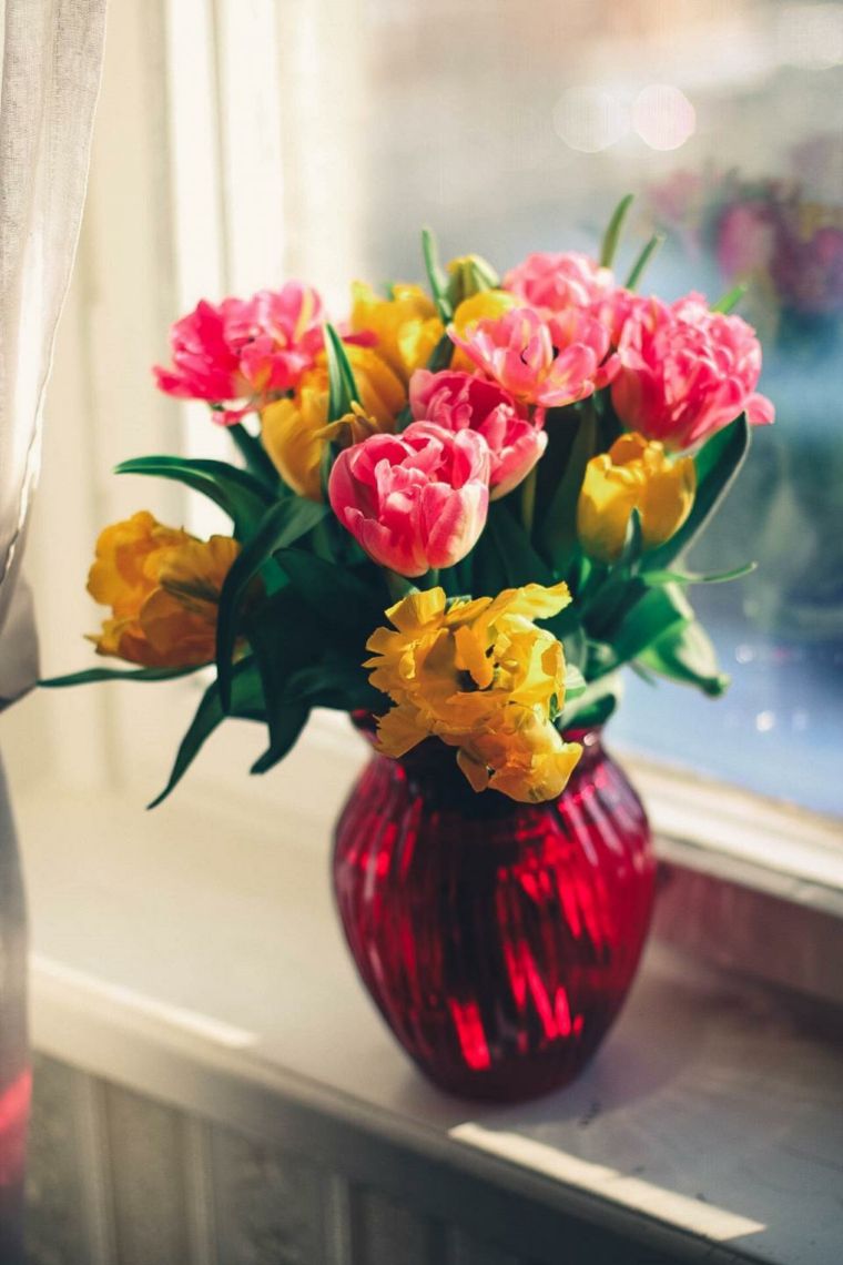 decorate birthday table idea bouquet flowers red vase