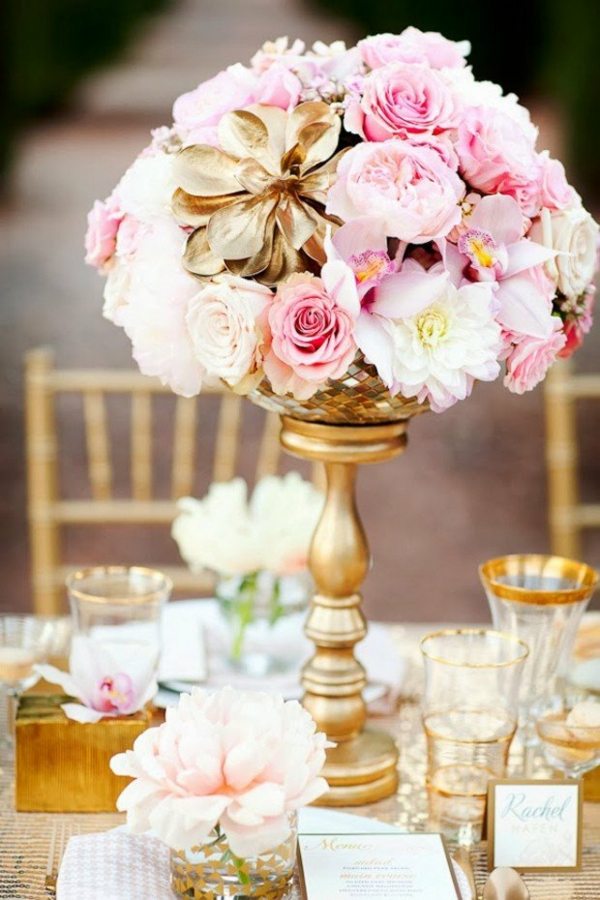 round bouquet wedding table