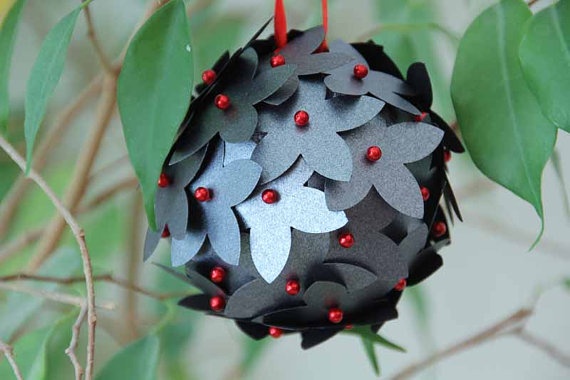 DIY-Christmas-paper flowers, paper-black-red-glass beads