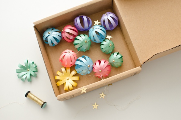 do-it-yourself-christmas-paper-ornaments-paper-colors-idea-original christmas diy