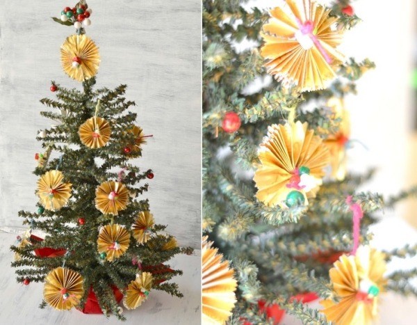 gør-det-selv-jul-papir-ornamenter-papir-plisseret-gul jul diy