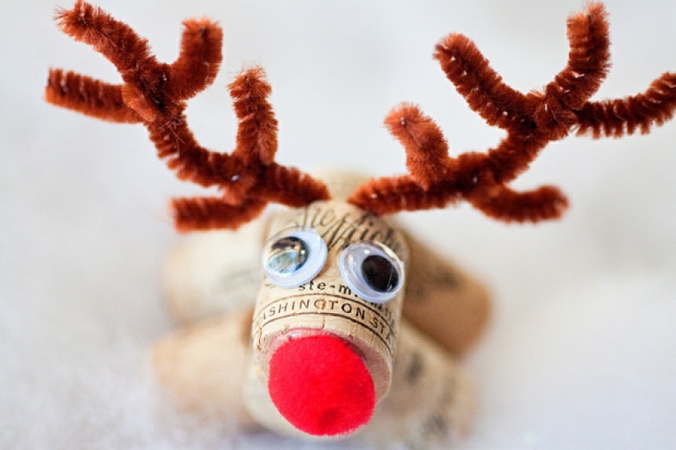 Christmas diy easy reindeer Santa Claus rudolph wine stopper