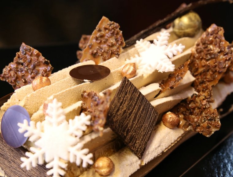 decoration christmas log idea chocolate snowflakes walnut