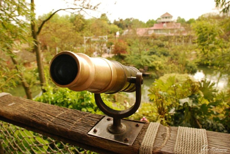 cabin-wood-for-child-telescope