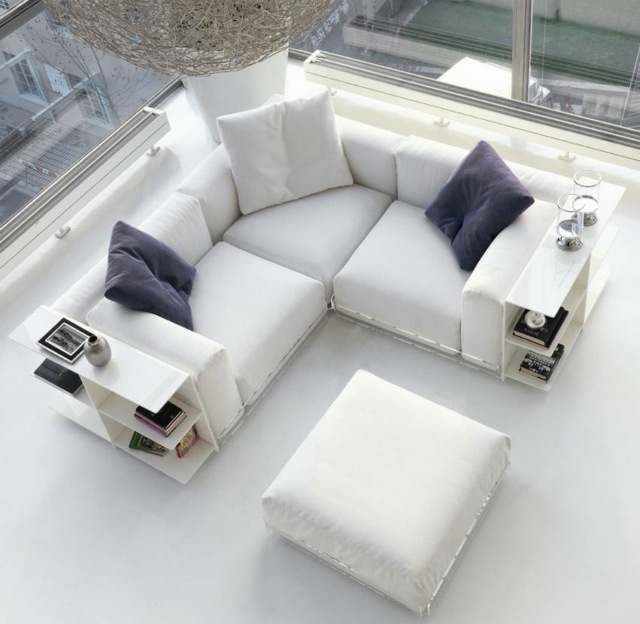 sofa d'angle blanc table coussins baie vitre moderne