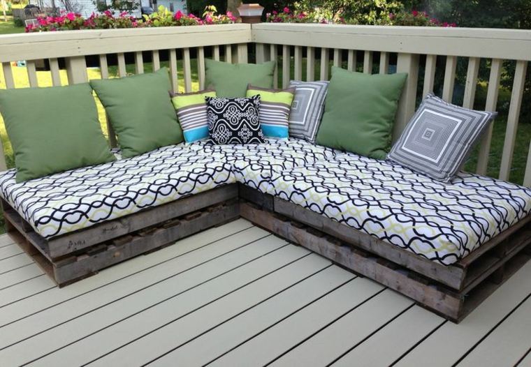 kavč d'angle palettes bois idée coussins salon de jardin diy