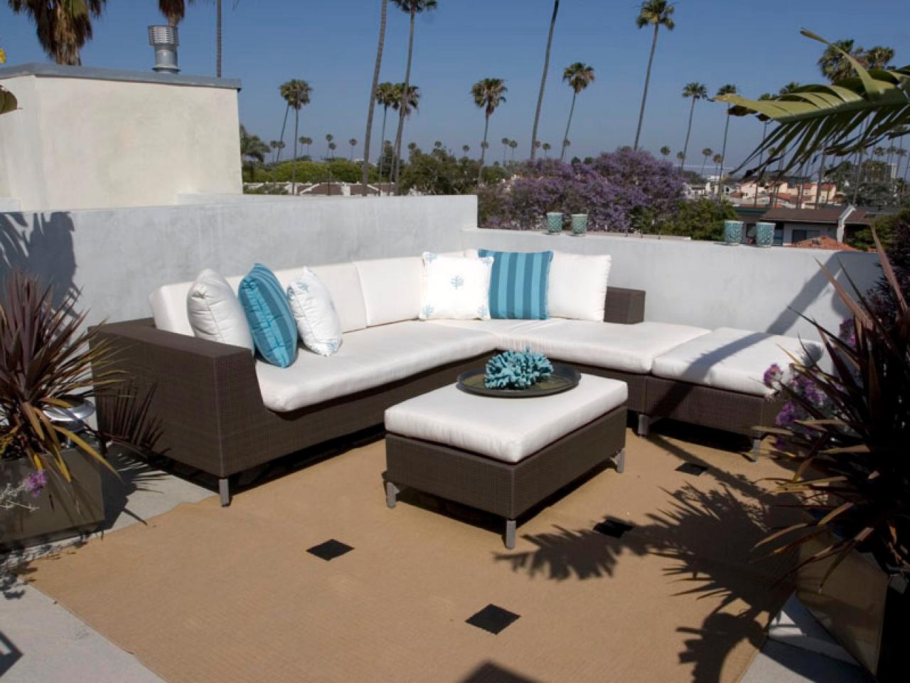 designer sofa'extérieur idée salon jardin minimaliste tapis beige