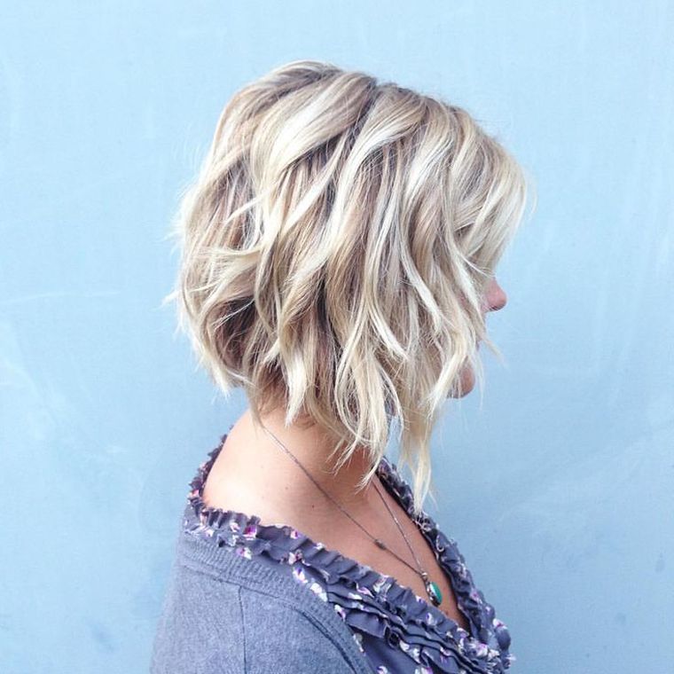 square-loop-cut-woman bob short-dipping