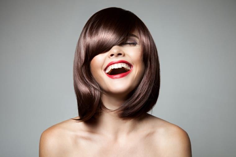2023 haircut woman square-plunging-fringe-smooth-brown