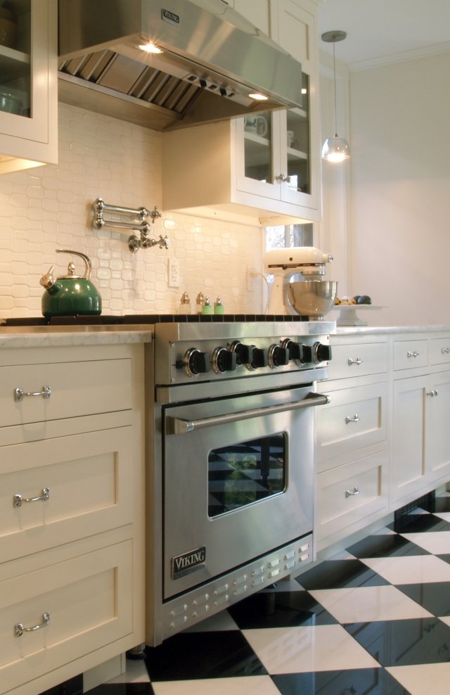 tiled kitchen-black-white-finish gloss-white-cabinets