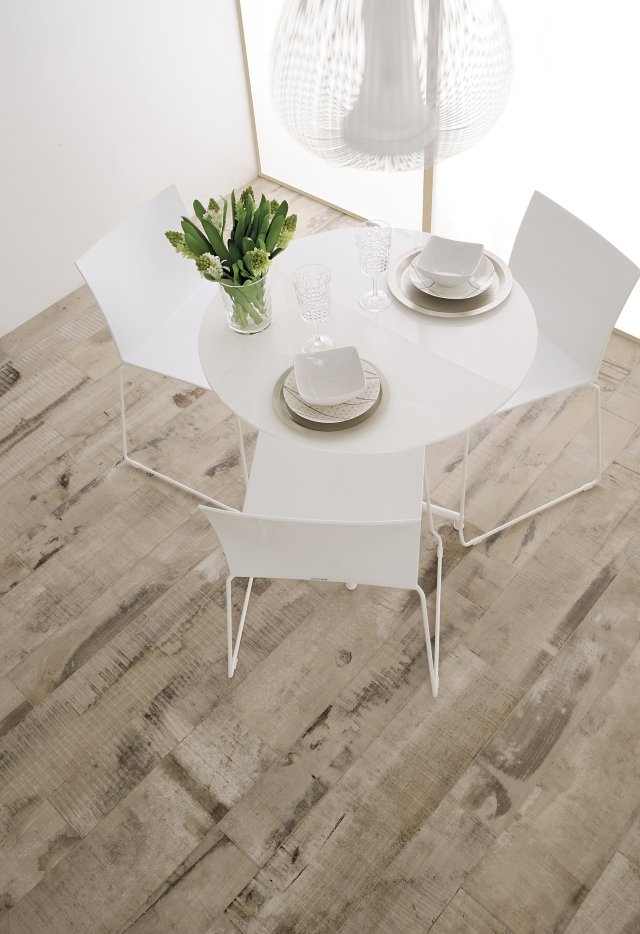 tiling-imitation-parquet-dining-room-small-table-round-white-chairs tile imitation parquet
