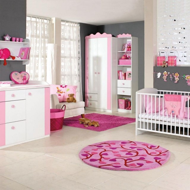 værelse-baby-pige-pink-grå-vægge-grå-tæppe-runde-pink-accents-pink baby girl room