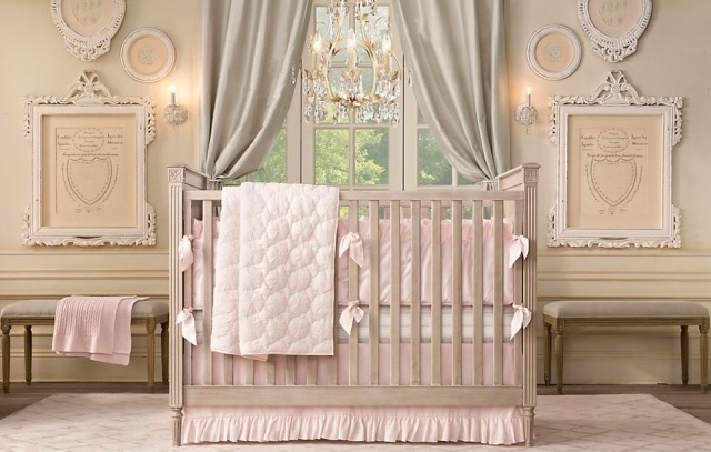 værelse-baby-pige-pink-grå-gardiner-lys-grå-accenter-pink baby girl room