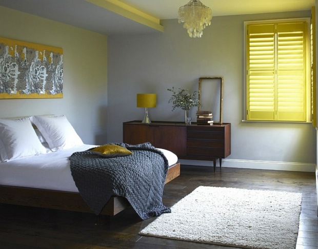 gray room yellow blinds