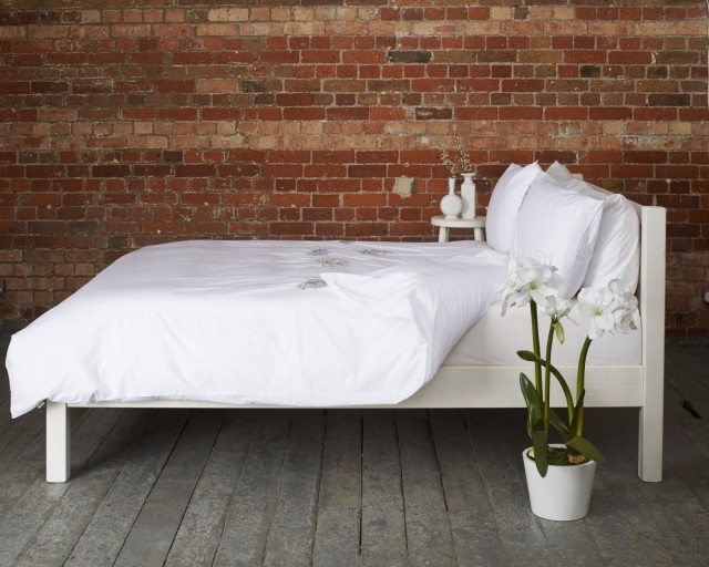 room-zen-ideas-atmosphere-bedroom-bed-wall-bricks-flowers-white zen room