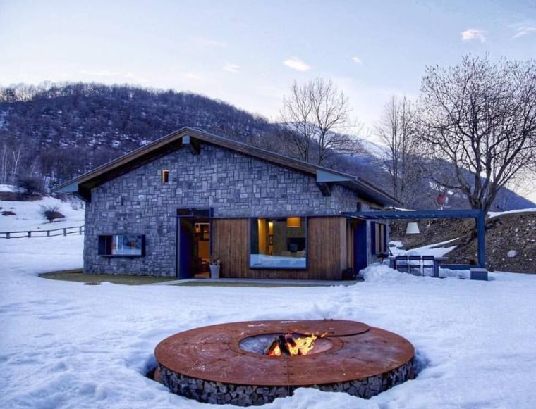 outdoor fireplace-round-wood-design-modern-house-garden