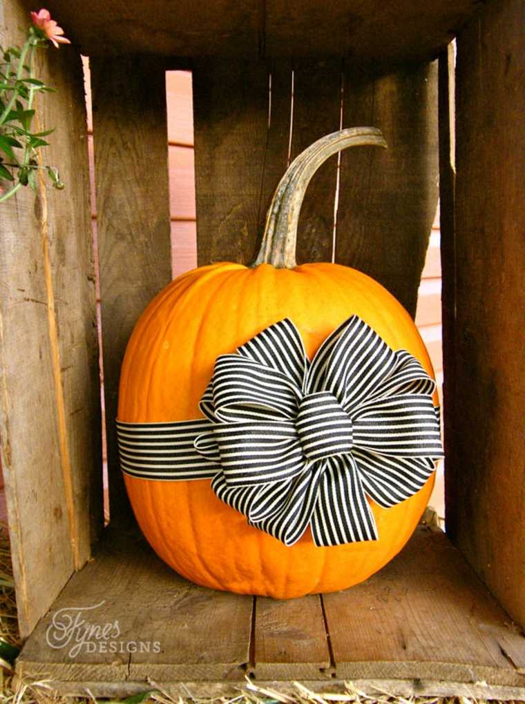 pumpkin deco idea ribbon black and white modern flowers