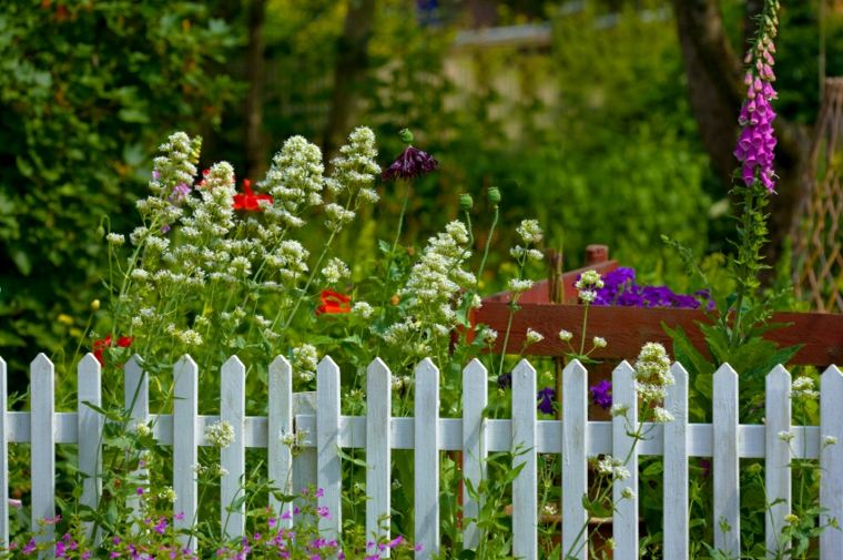 fence small garden decorating idea