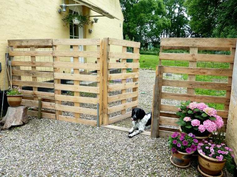 pallet wood garden idea fence gate flowers pot