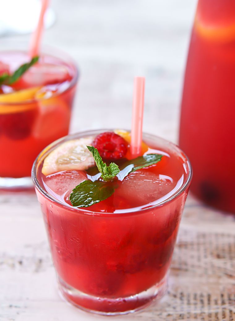 cocktail without alcohol-raspberry lemonade