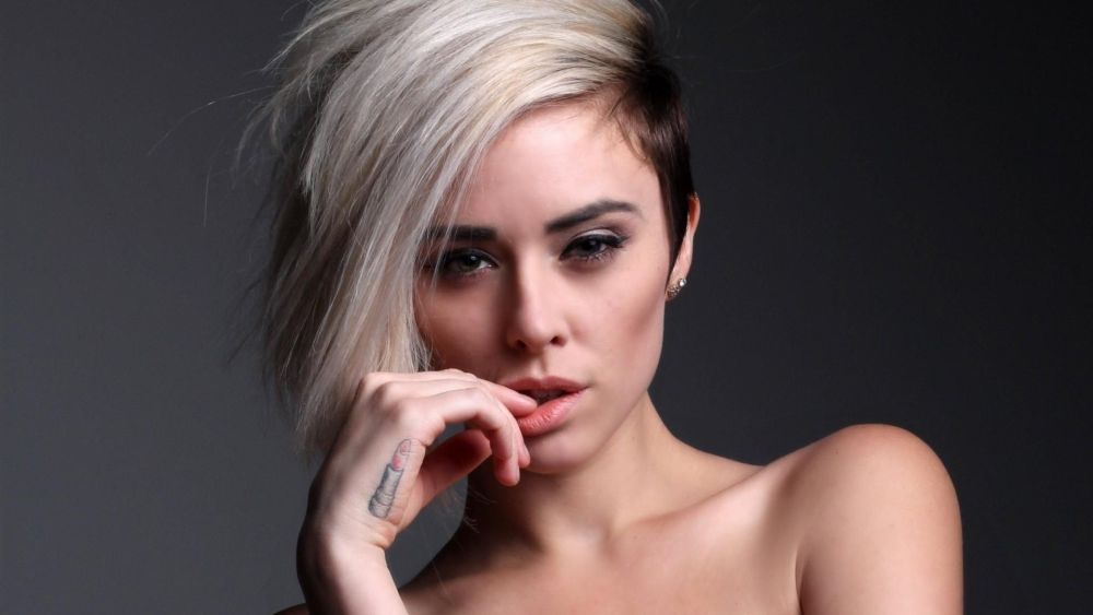 short hairstyles tapered blond woman model