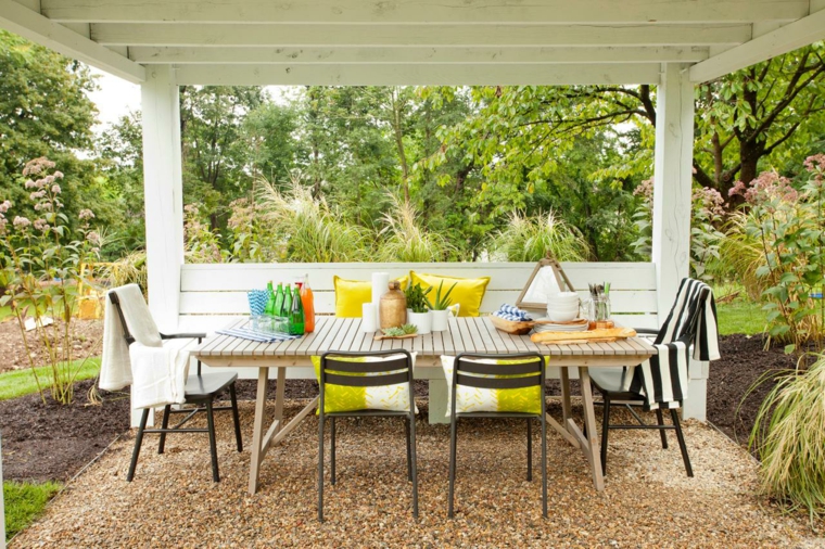 outdoor dining area pergola